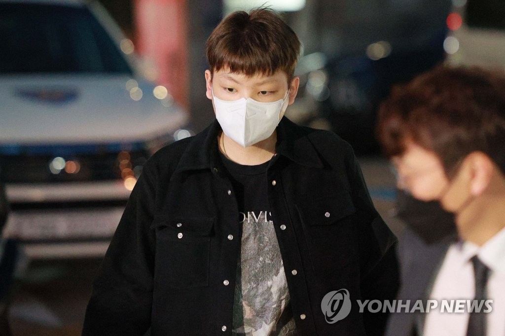 This Sept.30, 2021, file photo shows rapper NO:EL, whose legal name is Chang Yong-jun, entering Seocho Police Station in southern Seoul for investigation over alleged unlicensed driving and assault on police officer. (Yonhap)