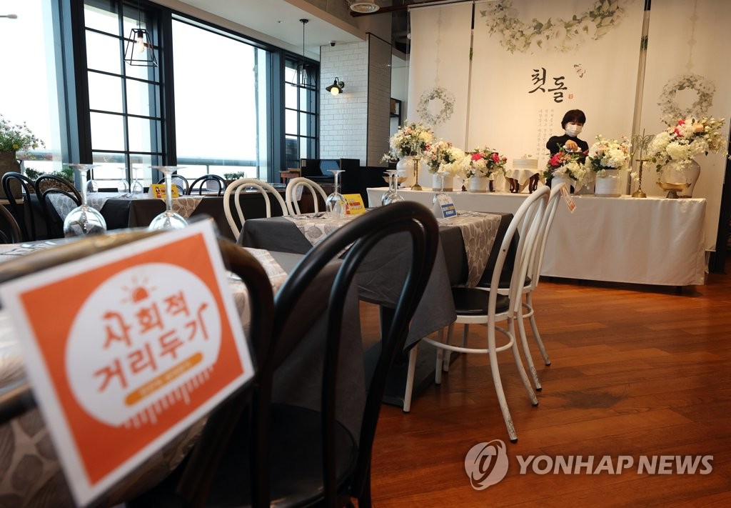 An official at a company that arranges first birthday parties prepares to welcome customers on Oct. 1, 2021, as South Korea decided to allow more guests to be invited to weddings and first birthday parties in the case of fully vaccinated people. (Yonhap) 
