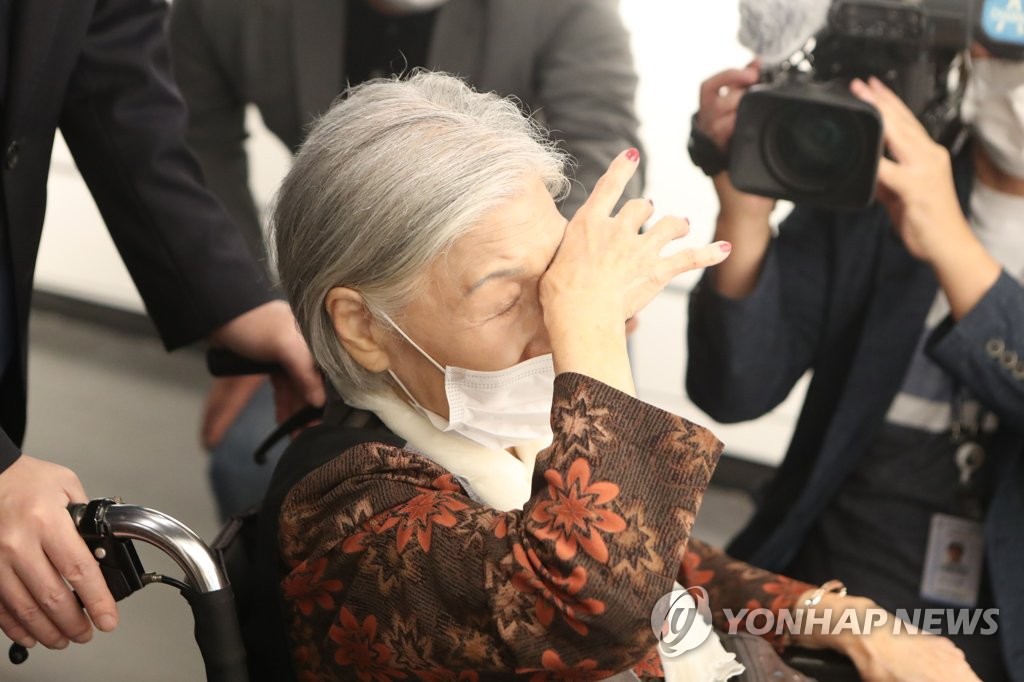 韓国に暮らす南北離散家族の一人、ユン・インスンさん。北部の統一展望台で開催中の離散家族に関する写真展を観覧しながら、涙をぬぐっている（資料写真）＝（聯合ニュース）
