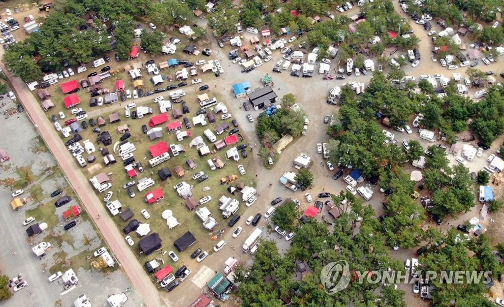 캠핑차량 꽉 들어찬 태안 몽산포해수욕장