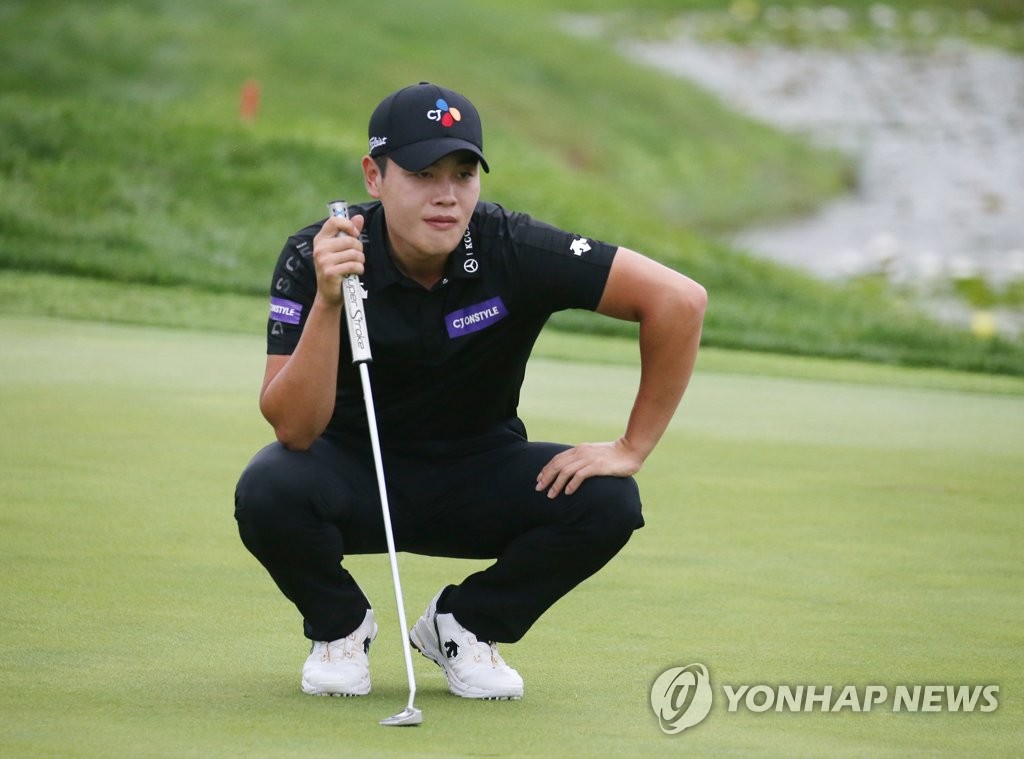 퍼팅라인 살피는 이재경