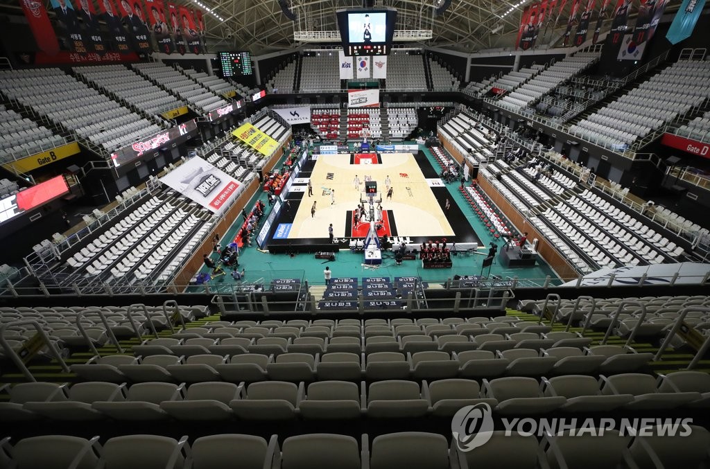 A Korean Basketball League regular season game between the home team KT Sonicboom and the DB Promy takes place at an empty Seosuwon Chilbo Gymnasium in Suwon, 45 kilometers south of Seoul, on Oct. 10, 2021. (Yonhap)