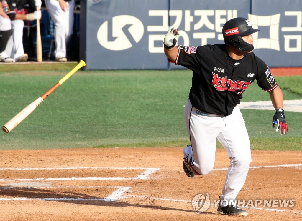 In this file photo from Oct. 11, 2021, Kang Baek-ho of the KT Wiz hits a two-run single against the LG Twins in the top of the sixth inning of a Korea Baseball Organization regular season game at Jamsil Baseball Stadium in Seoul. (Yonhap)