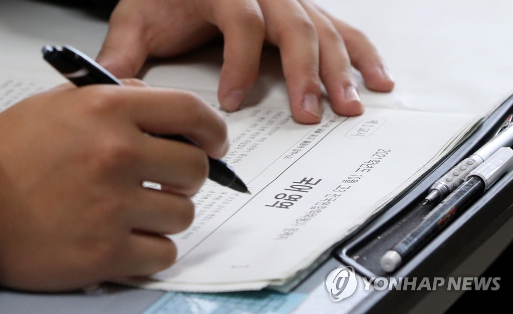A high-school senior takes an academic evaluation test at a school in Chuncheon, Gangwon Province, on Oct. 12, 2021. (Yonhap) 