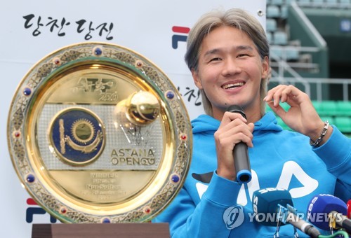 South Korean tennis player Kwon Soon-woo speaks during a press conference at Olympic Park Tennis Center in Seoul on Oct. 12, 2021, while seated next to his trophy from the Astana Open on the ATP Tour. (Yonhap)