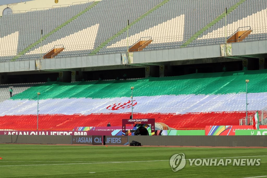 아자디 경기장에 펼쳐진 이란 국기