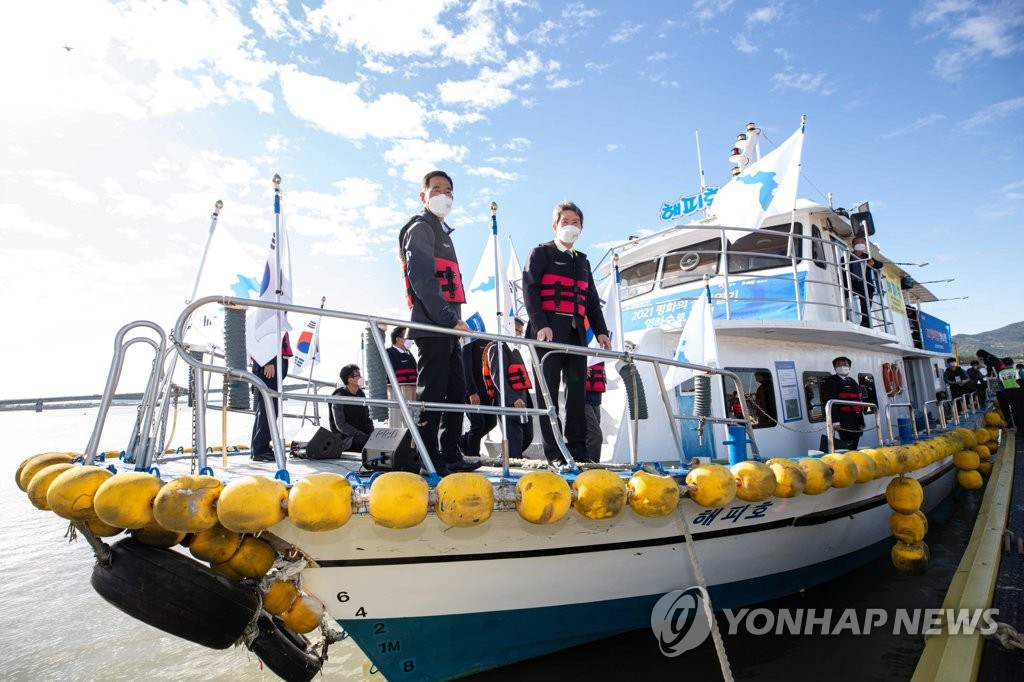 '2021 평화의 물길열기 염하수로 항행' 참석한 이인영 장관