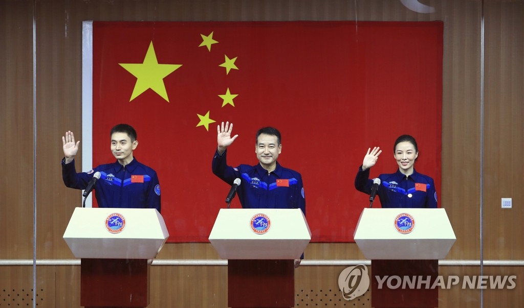 중국 유인우주선 '선저우 13호'에 탑승할 우주비행사들