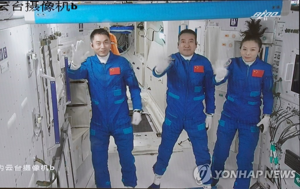 우주정거장 핵심모듈 '톈허'에 진입한 중국 우주비행사들