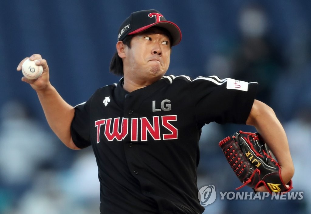 Kim Ji-yong of the LG Twins pitches against the NC Dinos in the bottom of the ninth inning of a Korea Baseball Organization regular season game at Changwon NC Park in Changwon, 400 kilometers southeast of Seoul, on Oct. 17, 2021. (Yonhap)