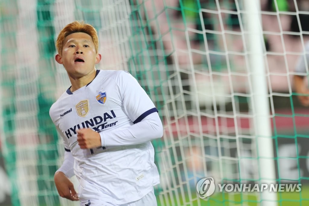 Lee Dong-gyeong of Ulsan Hyundai FC celebrates his goal against Jeonbuk Hyundai Motors during the clubs' quarterfinal match of the Asian Football Confederation Champions League at Jeonju World Cup Stadium in Jeonju, 240 kilometers south of Seoul, on Oct. 17, 2021. (Yonhap)