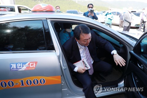 尹, 마스크 안쓴채 택시 하차 포착…방역수칙 위반 논란