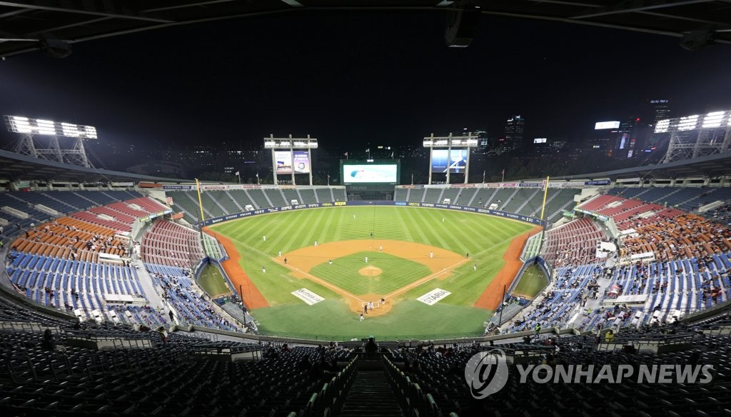 Fans take in a Korea Baseball Organization regular season game between the LG Twins and the Kiwoom Heroes at Jamsil Baseball Stadium in Seoul on Oct. 19, 2021. (Yonhap)
