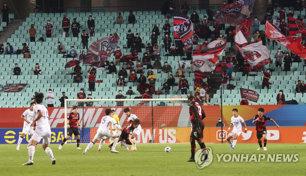 In this file photo from Oct. 20, 2021, supporters take in the semifinal match of the Asian Football Confederation Champions League between Ulsan Hyundai FC and Pohang Steelers at Jeonju World Cup Stadium in Jeonju, some 240 kilometers south of Seoul. (Yonhap)