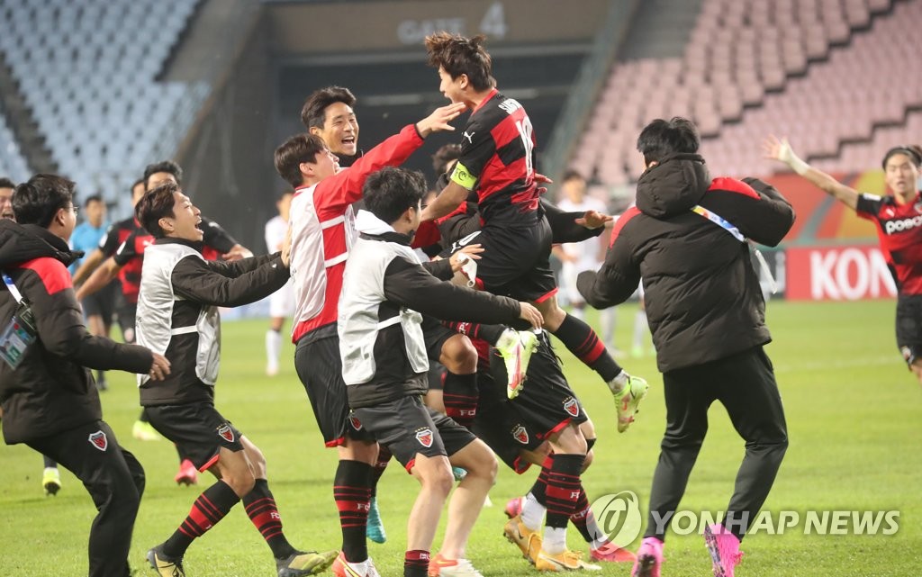 Pohang Steelers players celebrate their victory over Ulsan Hyundai FC on penalties in the semifinals of the Asian Football Confederation Champions League at Jeonju World Cup Stadium in Jeonju, about 240 kilometers south of Seoul, on Oct. 20, 2021. (Yonhap)