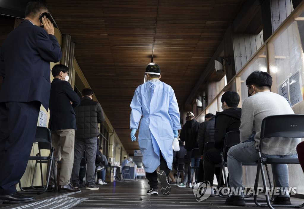 Des citoyens attendent de se faire dépister pour le nouveau coronavirus (Covid-19) le jeudi 21 octobre 2021, au centre médical public de Songpa, dans le sud-est de Séoul. 