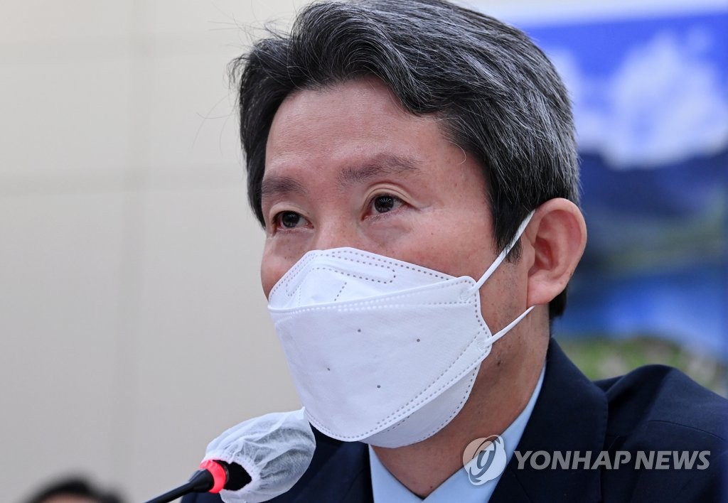 Unification Minister Lee In-young speaks during an inspection of the ministry by lawmakers at the National Assembly in Seoul on Oct. 21, 2021, in this pool photo. (Yonhap) 