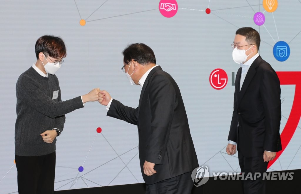 참석자들과 인사하는 김부겸 총리