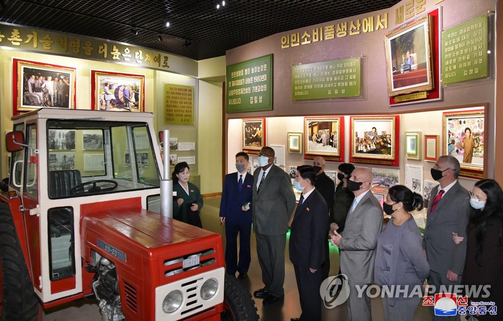 북한주재 쿠바대사관성원들 조선혁명박물관 참관