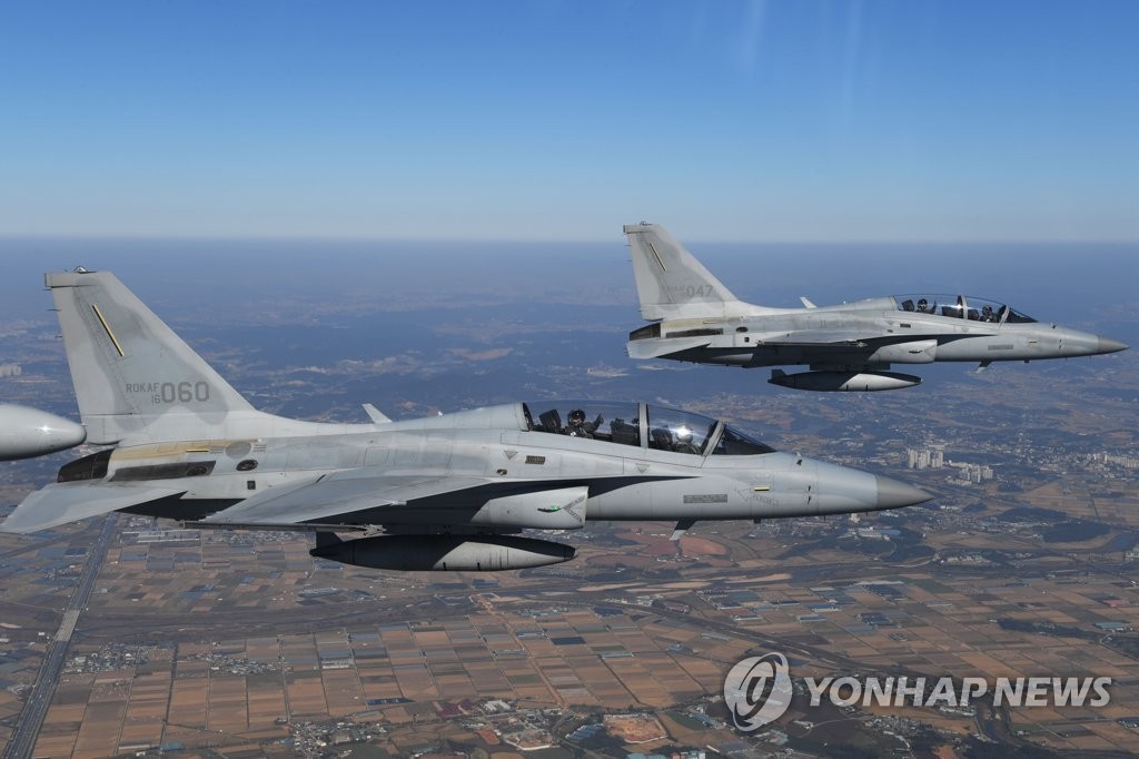 지난달 23일 경기도 성남시 서울공항 ADEX 2021 행사장을 이륙한 국산 경공격기 FA-50 [공군 제공. 재판매 및 DB 금지]