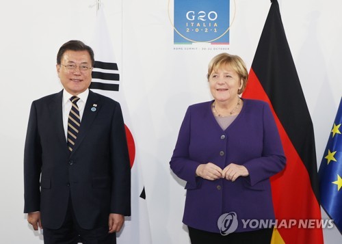 الرئيس مون يدعو المستشارة الألمانية إلى مواصلة دعمها لعملية السلام في شبه الجزيرة الكورية