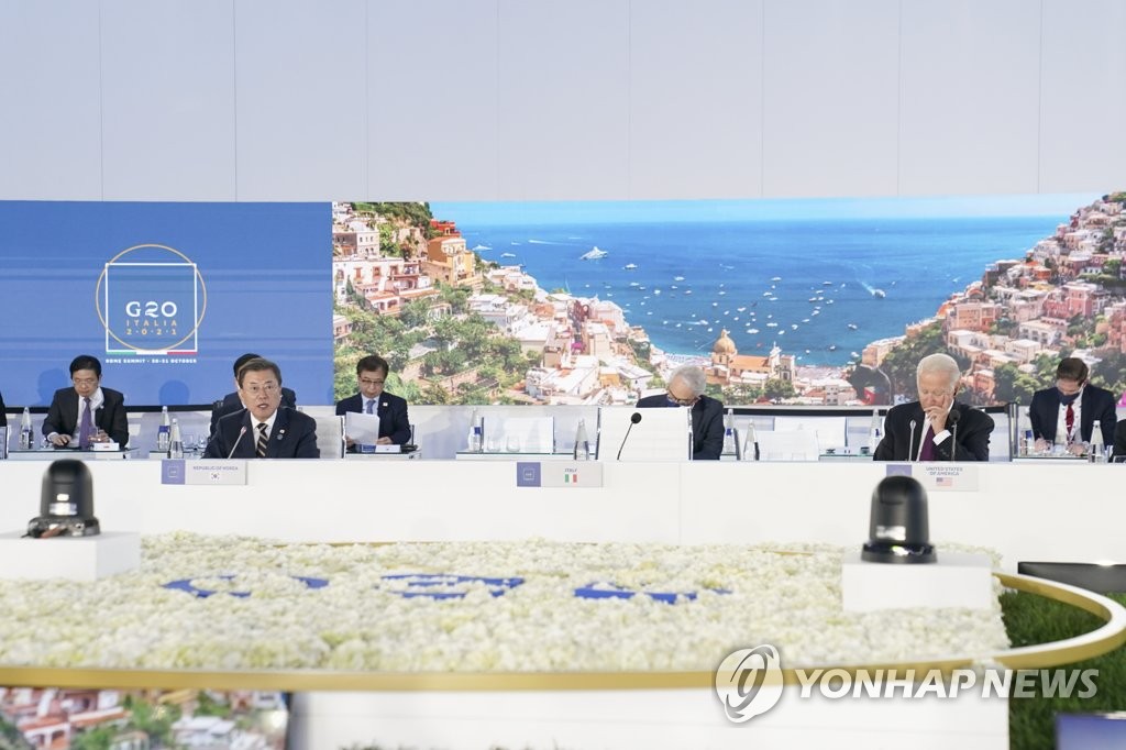 El presidente surcoreano, Moon Jae-in (izda., 1ª fila), habla al lado de su homólogo estadounidense, Joe Biden (dcha., 1ª fila), durante una sesión del G-20, celebrada, el 31 de octubre de 2021 (hora local), en Roma, Italia, para abordar las interrupciones de las cadenas de suministro provocadas por la pandemia.