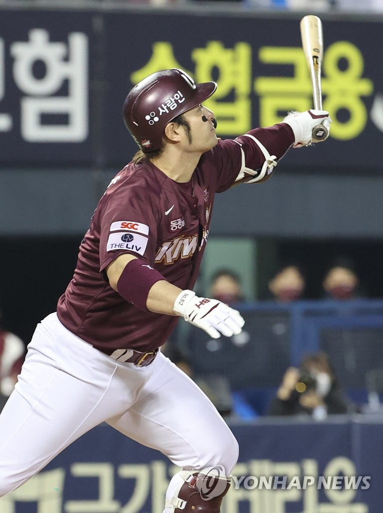 In this file photo from Nov. 1, 2021, Park Byung-ho of the Kiwoom Heroes hits a sacrifice fly against the Doosan Bears in the top of the eighth inning in a Korea Baseball Organization wild card game at Jamsil Baseball Stadium in Seoul. (Yonhap)