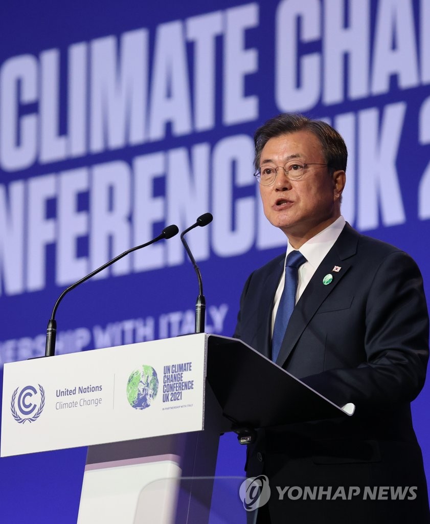 South Korean President Moon Jae-in delivers a keynote speech at the 26th U.N. Climate Change Conference of the Parties in Glasgow, Scotland, on Nov. 1, 2021. Moon officially declared South Korea's commitment to cut greenhouse gas emissions by 40 percent from the 2018 levels by 2030. (Yonhap)
