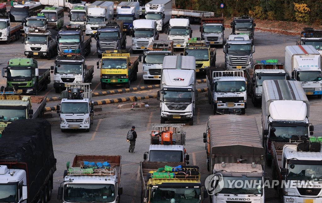 Freight trucks park in western Seoul on Nov. 7, 2021, amid a shortage of urea water solution due to China's export curbs. (Yonhap)