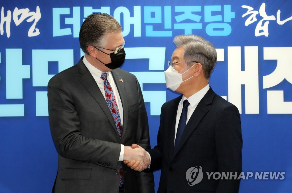 Lee Jae-myung (dcha.), el nominado presidencial del gobernante Partido Democrático (DP, según sus siglas en inglés), se reúne con Daniel Kritenbrink, secretario de Estado adjunto de Estados Unidos para los Asuntos de Asia Oriental y el Pacífico, el 11 de noviembre de 2021, en la sede del partido, en Seúl.