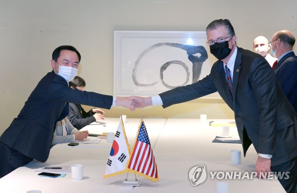 Daniel Kritenbrink (R), the U.S. assistant secretary of state for East Asian and Pacific affairs, shakes hands with Jeong Dae-jin, Deputy Minister for Trade, during their meeting in Seoul on Nov. 11, 2021, in this photo provided by the Ministry of Trade, Industry and Energy. (PHOTO NOT FOR SALE) (Yonhap)