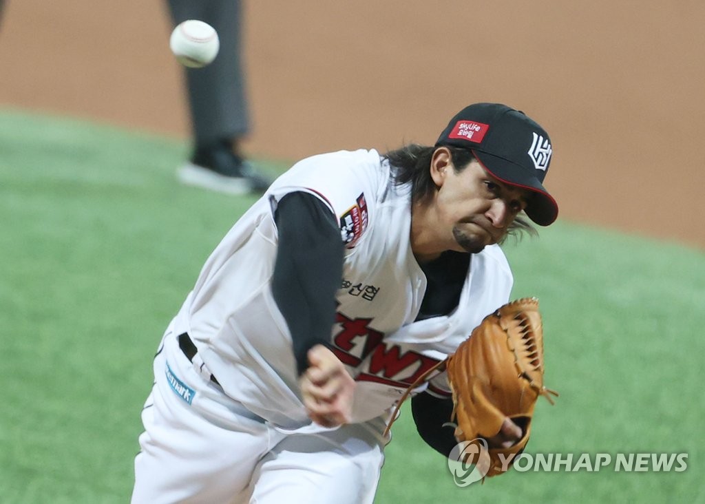 In this file photo from Nov. 14, 2021, KT Wiz starter William Cuevas pitches against the Doosan Bears during Game 1 of the Korean Series at Gocheok Sky Dome in Seoul. (Yonhap)