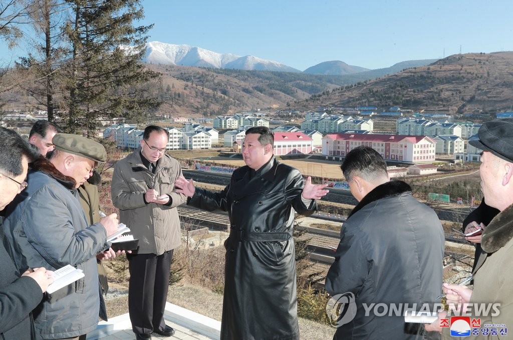 김정은, 삼지연 건설사업 현지지도…35일만 공개활동