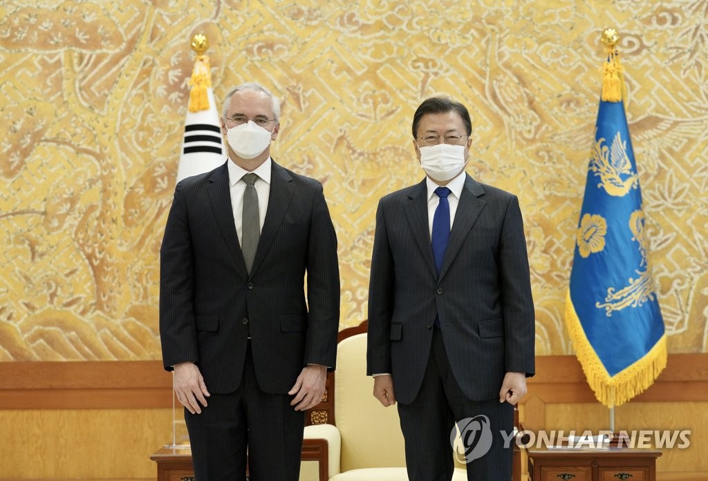 South Korean President Moon Jae-in (R) poses for a photo with Richard Hatchett, chief of the Coalition for Epidemic Preparedness Innovations (CEPI), during their meeting at Cheong Wa Dae in Seoul on Nov. 16, 2021. (Yonhap)