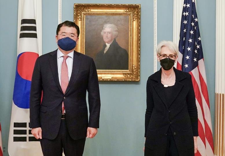 South Korea's First Vice Foreign Minister Choi Jong-kun (L) poses for a photo with U.S. Deputy Secretary of State Wendy Sherman in Washington on Nov. 16, 2021, in this photo provided by his office. (PHOTO NOT FOR SALE)(Yonhap) 