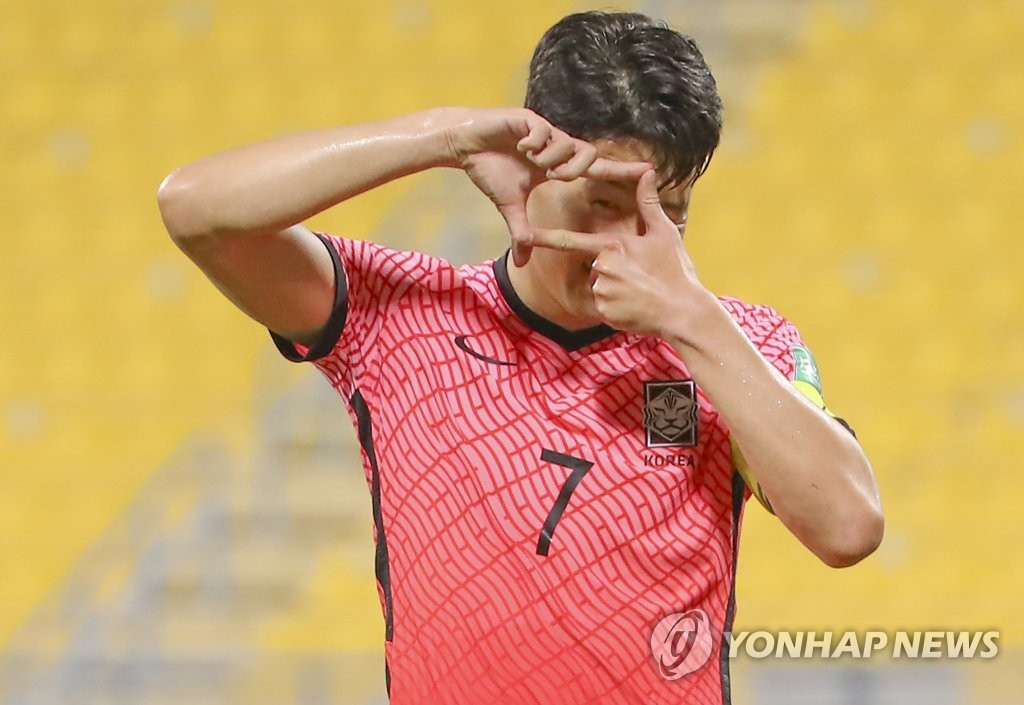 Le footballeur de l'équipe nationale sud-coréenne Son Heung-min célèbre un but marqué sur pénalty lors du match contre l'Irak le mardi 16 novembre 2021 (heure locale) au stade de Thani bin Jassim à Doha. La Corée du Sud a battu l'Irak sur le score de 3 à 0 dans ce match de qualification du groupe A de la zone Asie pour la Coupe du monde 2022 au Qatar. 