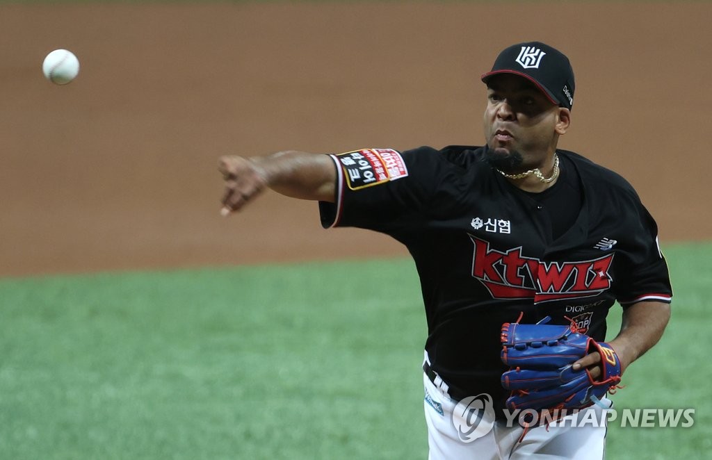 In this file photo from Nov. 17, 2021, Odrisamer Despaigne of the KT Wiz pitches against the Doosan Bears in the bottom of the first inning in Game 3 of the Korean Series at Gocheok Sky Dome in Seoul. (Yonhap)