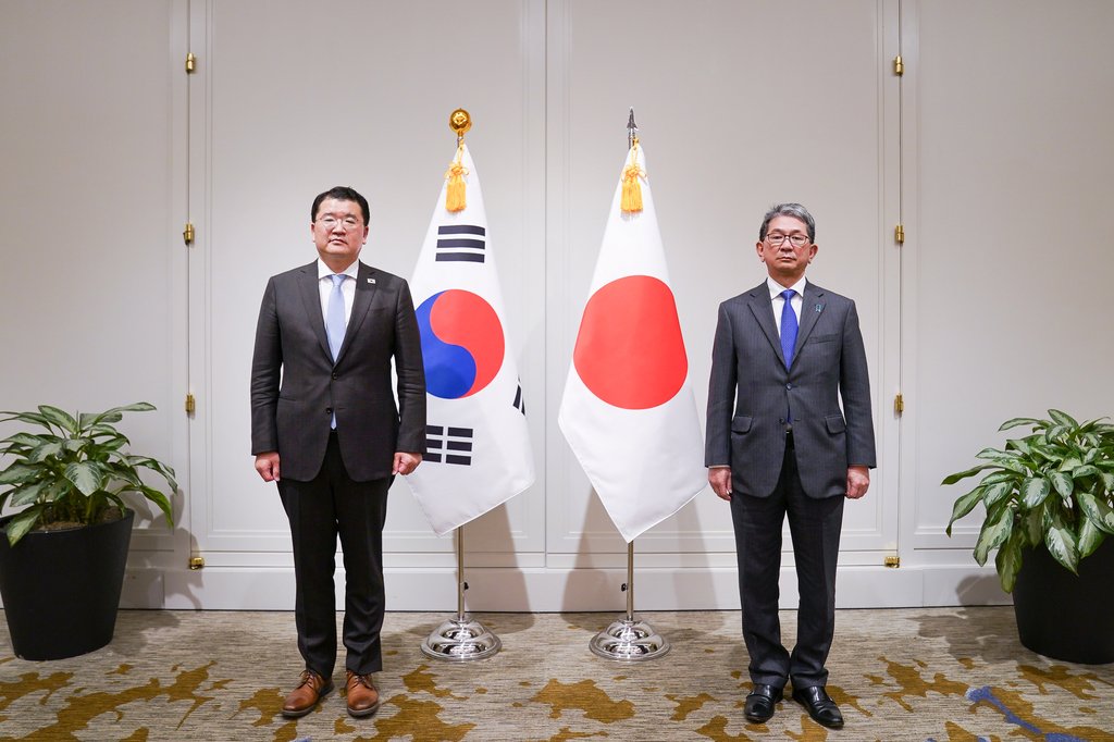 Choi Jong-kun (L), South Korea's first vice foreign minister, and his Japanese counterpart, Takeo Mori pose for a photo after their bilateral meeting in Washington D.C. on Nov. 17, 2021, (local time), in this photo provided by the Ministry of Foreign Affairs. (PHOTO NOT FOR SALE) (Yonhap)