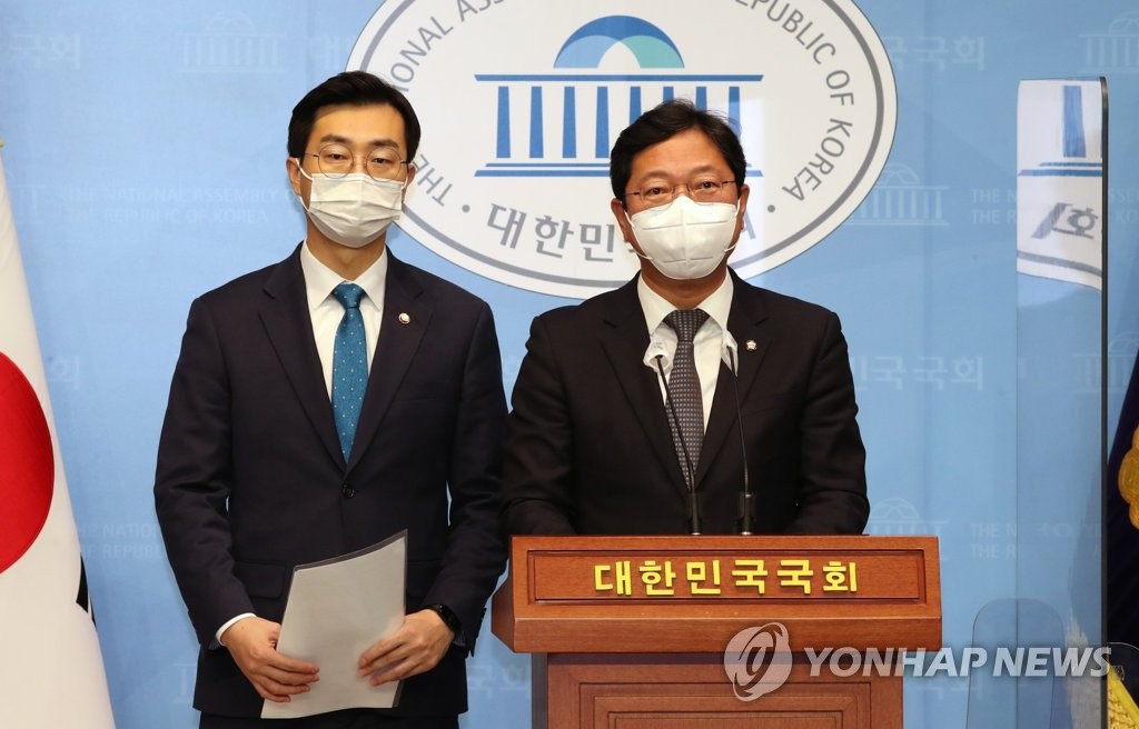 연합뉴스 포털 퇴출 조치 관련 기자회견하는 김승원, 장경태 의원