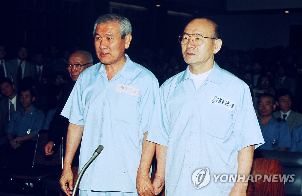 ９６年８月にソウル地裁で開かれた判決公判に臨む全斗煥氏（右）と盧泰愚氏（資料写真）＝（聯合ニュース）