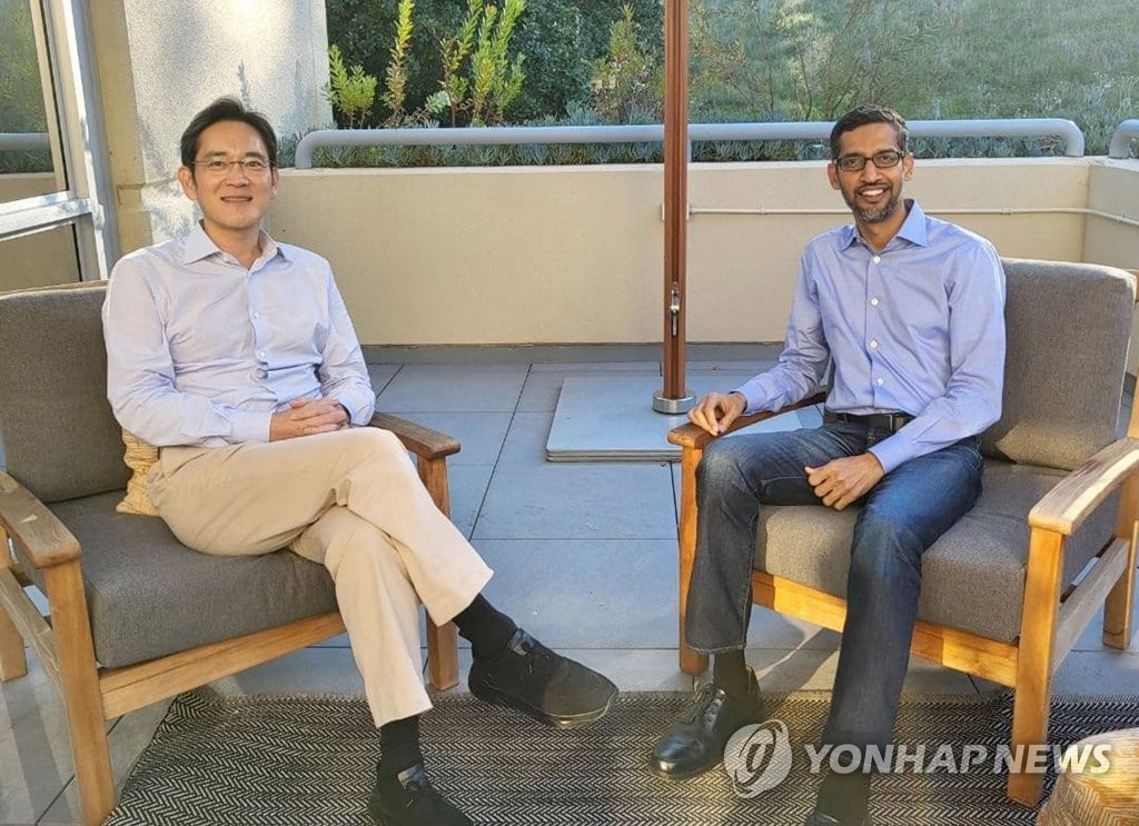 Esta imagen, proporcionada el 22 de noviembre de 2021 por Samsung, muestra al vicepresidente de Samsung Electronics, Lee Jae-yong (izda.), posando con Sundar Pichai, CEO de Google, en Googleplex, en Mountain View, California. (Prohibida su reventa y archivo)