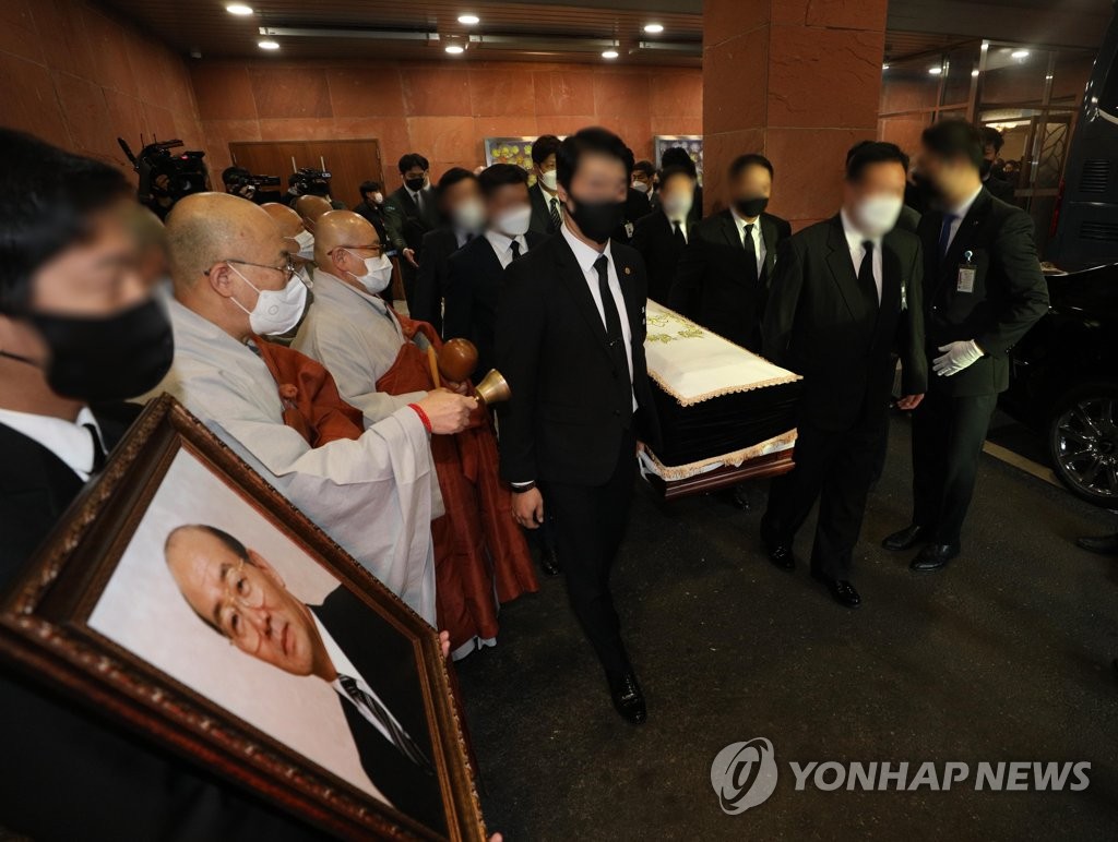 Coffin of ex-President Chun moved to hearse