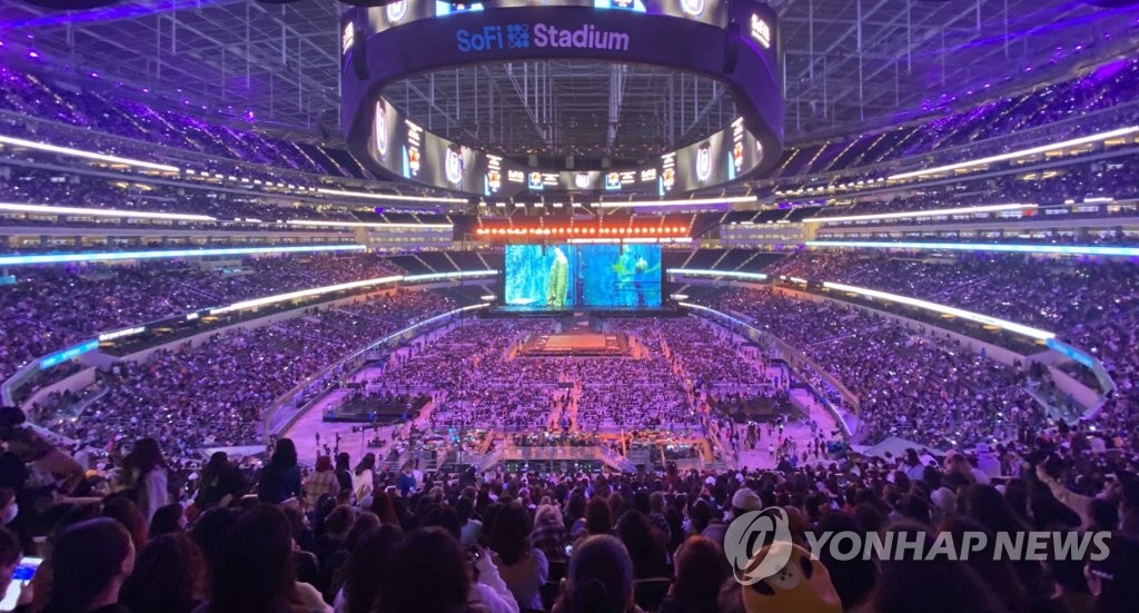 Le SoFi Stadium de Los Angeles se pare de violet, le dimanche 28 novembre 2021, lors du deuxième concert sur place du groupe K-pop Bangtan Boys (BTS). (Photo fournie par un lecteur. Revente et archivage interdits)