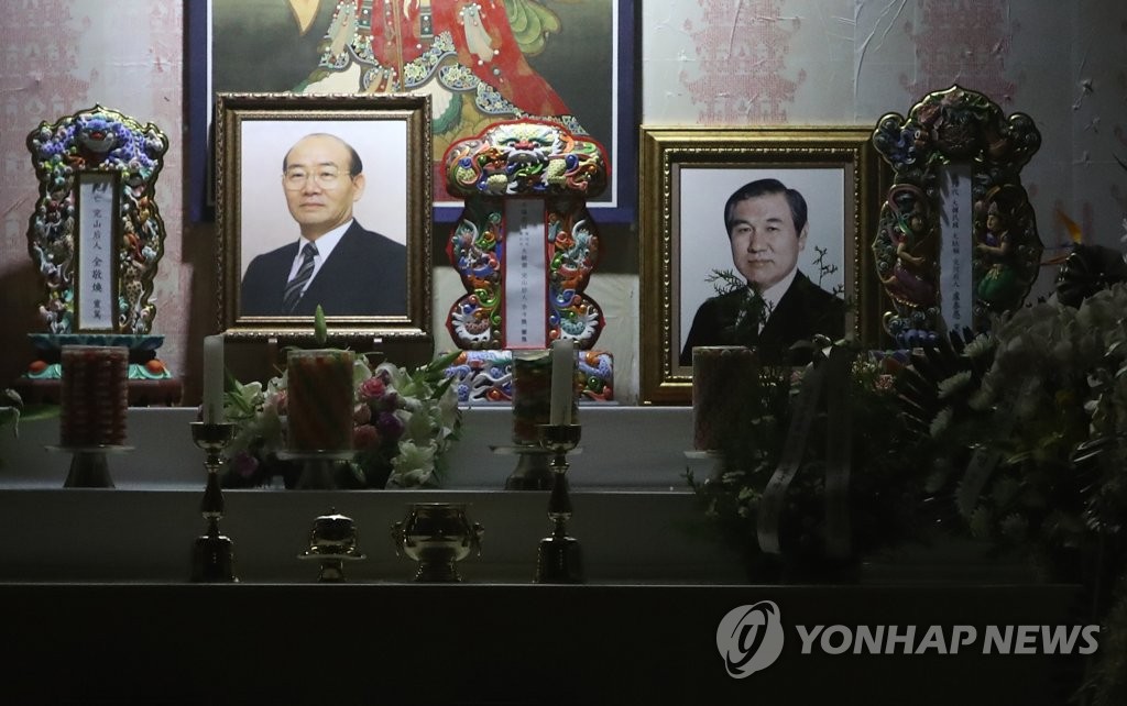 Portraits des défunts présidents Chun Doo-hwan et Roh Tae-woo. (Photo d'archives Yonhap) 