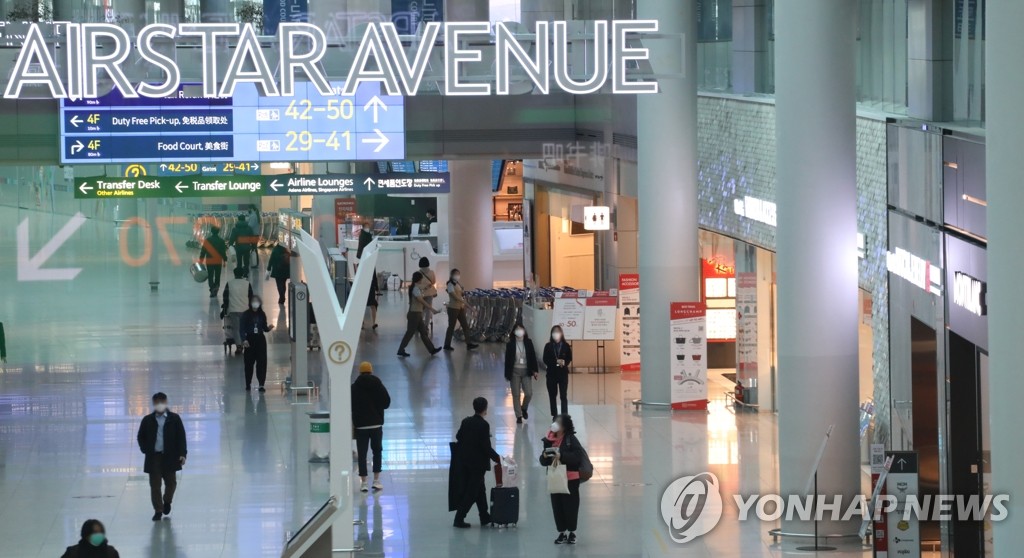This image shows a duty-free mall at Incheon International Airport, west of Seoul, on Dec. 1, 2021. (Yonhap) 
