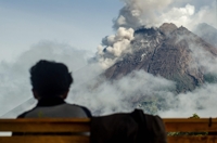 분출 그치지 않는 인도네시아 므라피 화산