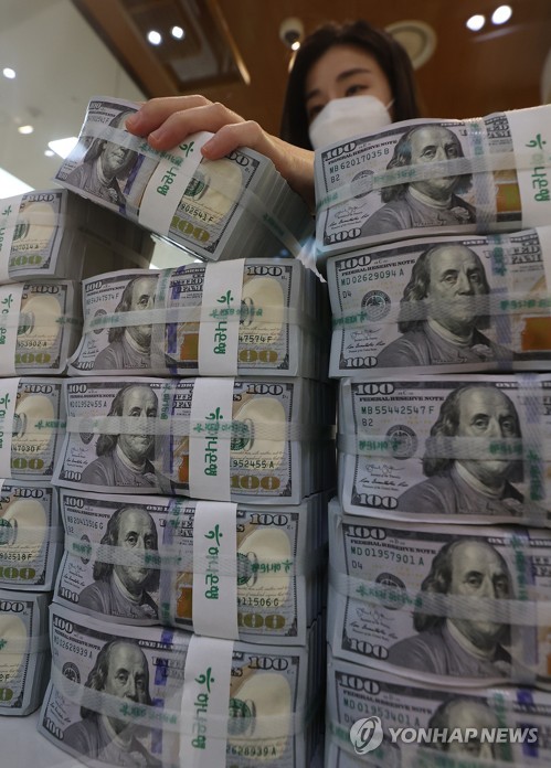 Forex authorities unloaded US$6.89 bln in Q4 to ease market volatility
