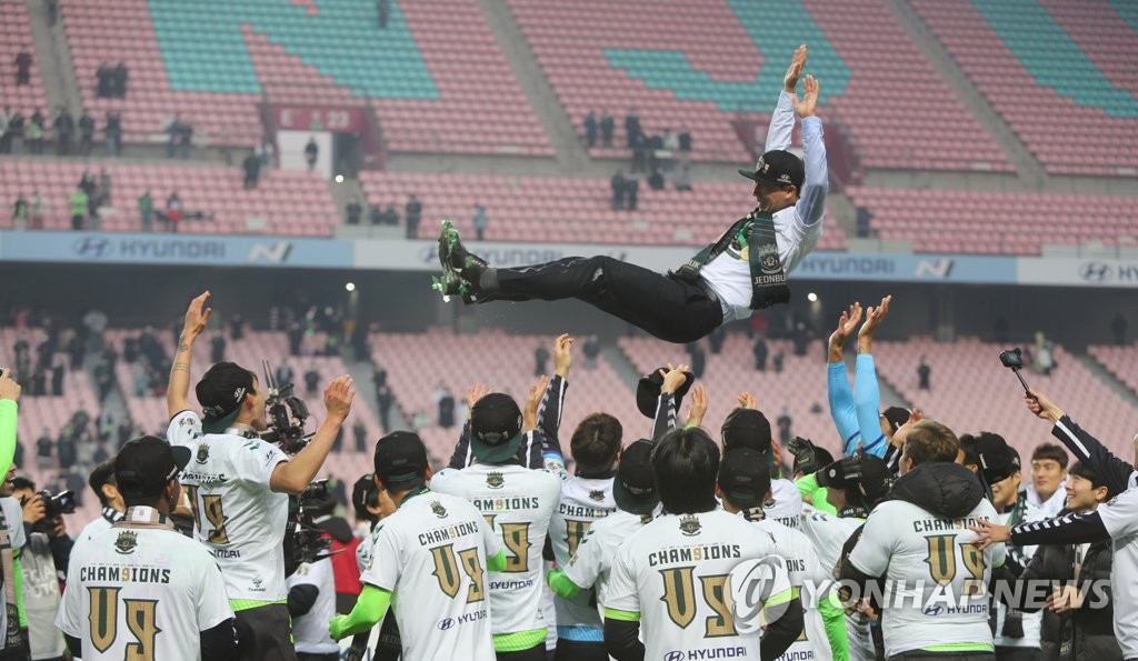 Jeonbuk Hyundai Motors players throw their head coach, Kim Sang-sik, in the air in celebration of their 2021 K League 1 championship, following a 2-0 victory over Jeju United at Jeonju World Cup Stadium in Jeonju, some 240 kilometers south of Seoul, on Dec. 5, 2021. (Yonhap)