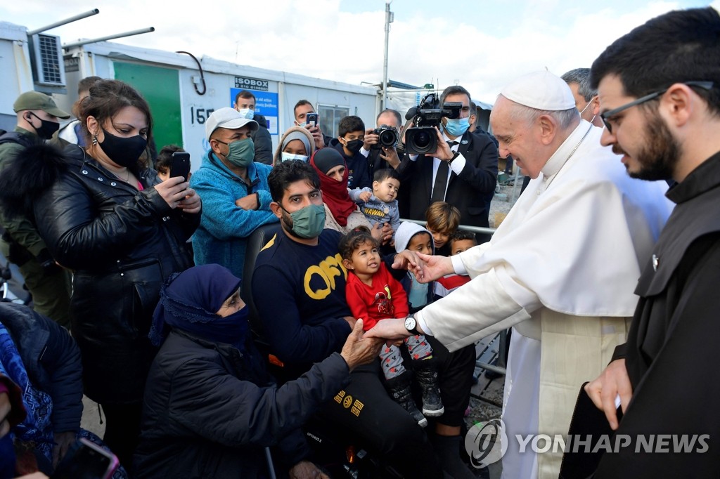그리스 레스보스섬 난민들 만나는 프란치스코 교황