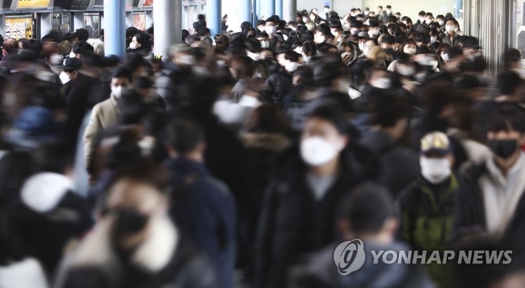 ソウルの新道林駅構内を行き交うマスク姿の人々＝８日、ソウル（聯合ニュース）